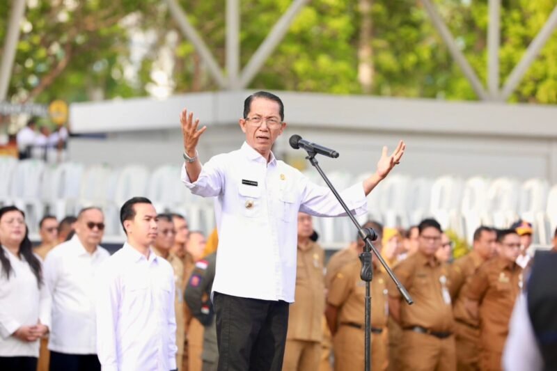 Wali Kota Batam Amsakar Achmad memimpin apel gabungan perdana pasca-Idulfitri 1447 Hijriah di Dataran Engku Putri, Batamcentre, Senin (30/3/2026). Foto: Humas Diskominfo Batam