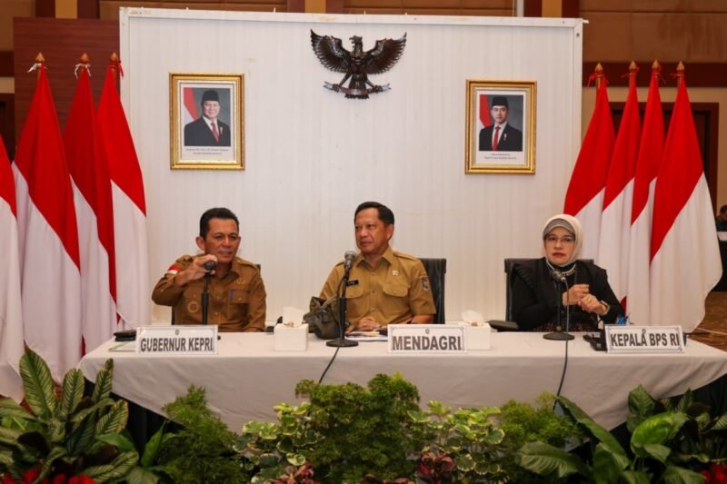 Menteri Dalam Negeri (Mendagri) RI Tito Karnavian memimpin Rapat Koordinasi (Rakor) Pengendalian Inflasi Daerah dari Aula Wan Seri Beni, Dompak, Tanjungpinang, Senin (9/3/2026). Fotio: Diskominfo Kepri