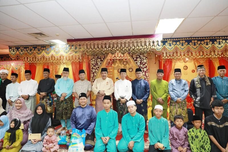 Berbuka puasa bersama sekaligus menyerahkan santunan kepada anak yatim di Gedung Lembaga Adat Melayu (LAM) Kepulauan Riau Kota Batam, Minggu (8/3/2026). Foto: Humas Diskominfo Batam