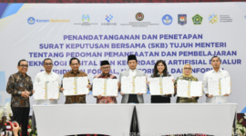 Menteri Komunikasi dan Digital Meutya Hafid bersama tujuh Kementerian melakukan penandatanganan kebijakan pelindungan anak di ruang digital (PP TUNAS), dalam pemanfaatan AI di bidang pendidikan. Foto: Humas Kemkomdig