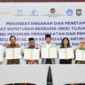 Menteri Komunikasi dan Digital Meutya Hafid bersama tujuh Kementerian melakukan penandatanganan kebijakan pelindungan anak di ruang digital (PP TUNAS), dalam pemanfaatan AI di bidang pendidikan. Foto: Humas Kemkomdig
