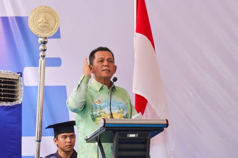 Gubernur Kepri Ansar Ahmad menghadiri Wisuda ke-26 Sarjana dan Pascasarjana Universitas Maritim Raja Ali Haji di Pelataran Gedung FEBM/FKIP Kampus Dompak, Tanjungpinang, Sabtu (28/3/2026). Foto: Diskominfo Kepri
