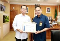 Kepala Kanwil DJP Kepri, Mekar Satria Utama, menyerahkan langsung penghargaan tersebut kepada Wali Kota Batam, Amsakar Achmad, di Kantor Wali Kota Batam, Rabu (4/3/2026). Foto: Humas Diskominfo Batam