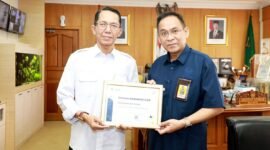 Kepala Kanwil DJP Kepri, Mekar Satria Utama, menyerahkan langsung penghargaan tersebut kepada Wali Kota Batam, Amsakar Achmad, di Kantor Wali Kota Batam, Rabu (4/3/2026). Foto: Humas Diskominfo Batam