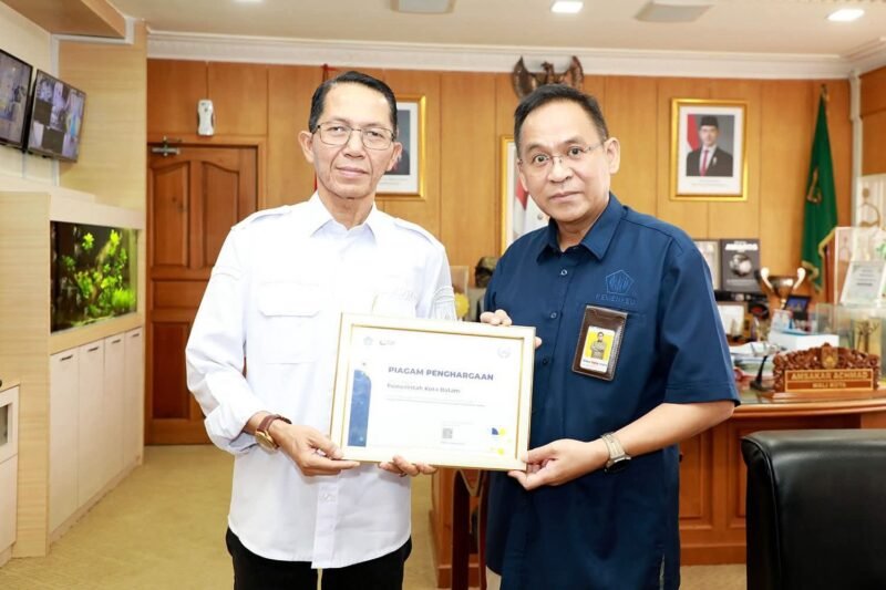 Kepala Kanwil DJP Kepri, Mekar Satria Utama, menyerahkan langsung penghargaan tersebut kepada Wali Kota Batam, Amsakar Achmad, di Kantor Wali Kota Batam, Rabu (4/3/2026). Foto: Humas Diskominfo Batam