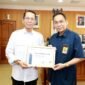 Kepala Kanwil DJP Kepri, Mekar Satria Utama, menyerahkan langsung penghargaan tersebut kepada Wali Kota Batam, Amsakar Achmad, di Kantor Wali Kota Batam, Rabu (4/3/2026). Foto: Humas Diskominfo Batam