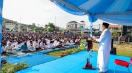  Gubernur Kepri Ansar Ahmad bertindak selaku khatib Salat Idulfitri 1447 Hijriah di Lapangan Bola Gladi Bakar Jaya, Tanjungriau, Kecamatan Sekupang, Sabtu (21/5/2026). Diskominfo Kepri