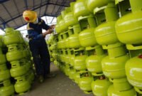Pekerja menata gas LPG 3 Kg. Foto: Dok. PT.Pertamina