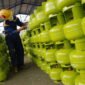 Pekerja menata gas LPG 3 Kg. Foto: Dok. PT.Pertamina