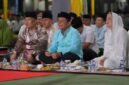 Gubenur Ansar, Wagub Nyanyang dan Bupati Natuna Cen Sui Lan mendengarkan tausiah. Prokompim Natuna