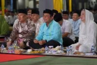 Gubenur Ansar, Wagub Nyanyang dan Bupati Natuna Cen Sui Lan mendengarkan tausiah. Prokompim Natuna