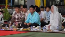 Gubenur Ansar, Wagub Nyanyang dan Bupati Natuna Cen Sui Lan mendengarkan tausiah. Prokompim Natuna