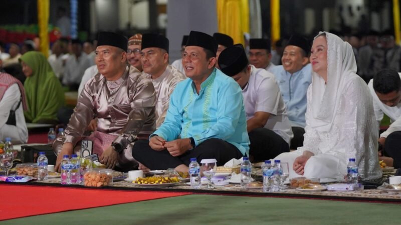 Gubenur Ansar, Wagub Nyanyang dan Bupati Natuna Cen Sui Lan mendengarkan tausiah. Prokompim Natuna