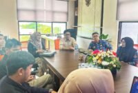 Kepala Dinas Komunikasi dan Informatika (Diskominfo) Provinsi Kepri, Hendri Kurniadi, menerima kunjungan Direktur TVRI Wilayah Kepri, Yenni Marlinda, di Kantor Diskominfo Kepri, Selasa (28/4/2026). Foto: Diskominfo Kepri
