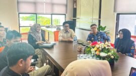 Kepala Dinas Komunikasi dan Informatika (Diskominfo) Provinsi Kepri, Hendri Kurniadi, menerima kunjungan Direktur TVRI Wilayah Kepri, Yenni Marlinda, di Kantor Diskominfo Kepri, Selasa (28/4/2026). Foto: Diskominfo Kepri