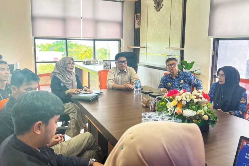 Kepala Dinas Komunikasi dan Informatika (Diskominfo) Provinsi Kepri, Hendri Kurniadi, menerima kunjungan Direktur TVRI Wilayah Kepri, Yenni Marlinda, di Kantor Diskominfo Kepri, Selasa (28/4/2026). Foto: Diskominfo Kepri