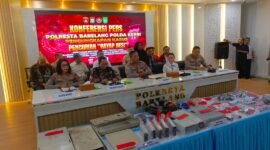 Konferensi pers di Mapolresta Barelang, Kamis (2/4/2026). Metroposid