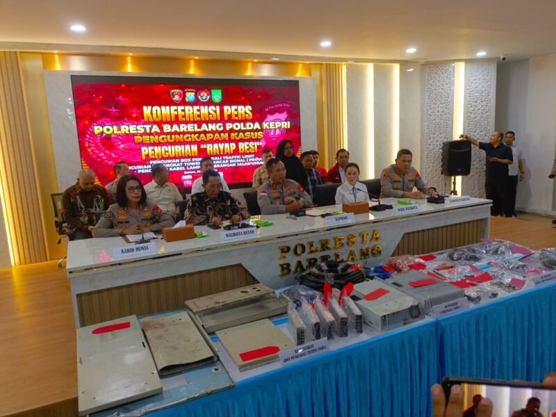 Konferensi pers di Mapolresta Barelang, Kamis (2/4/2026). Metroposid