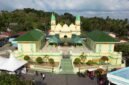 Masjid Raya Sultan Riau, Pulau Penyengat terlihat dari udara. Pulau Penyengat terletak di Kota Tanjungpinang menjadi jembatan lintas generasi menuju pariwisata berkelanjutan. Foto: Diskominfo Kepri 