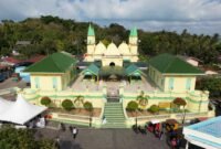 Masjid Raya Sultan Riau, Pulau Penyengat terlihat dari udara. Pulau Penyengat terletak di Kota Tanjungpinang menjadi jembatan lintas generasi menuju pariwisata berkelanjutan. Foto: Diskominfo Kepri 