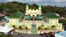 Masjid Raya Sultan Riau, Pulau Penyengat terlihat dari udara. Pulau Penyengat terletak di Kota Tanjungpinang menjadi jembatan lintas generasi menuju pariwisata berkelanjutan. Foto: Diskominfo Kepri 