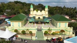 Masjid Raya Sultan Riau, Pulau Penyengat terlihat dari udara. Pulau Penyengat terletak di Kota Tanjungpinang menjadi jembatan lintas generasi menuju pariwisata berkelanjutan. Foto: Diskominfo Kepri 