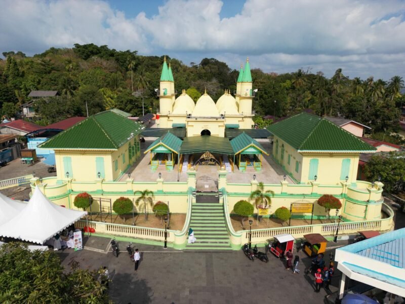Masjid Raya Sultan Riau, Pulau Penyengat terlihat dari udara. Pulau Penyengat terletak di Kota Tanjungpinang menjadi jembatan lintas generasi menuju pariwisata berkelanjutan. Foto: Diskominfo Kepri 