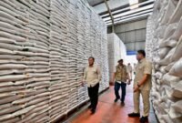  Presiden Prabowo Subianto didampingi Wamentan Sudaryono melakukan inspeksi mendadak ke Kompleks Gudang Bulog Danurejo, Kabupaten Magelang, Provinsi Jawa Tengah, Sabtu (18/4/2026). Foto: BPMI Setpres