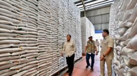  Presiden Prabowo Subianto didampingi Wamentan Sudaryono melakukan inspeksi mendadak ke Kompleks Gudang Bulog Danurejo, Kabupaten Magelang, Provinsi Jawa Tengah, Sabtu (18/4/2026). Foto: BPMI Setpres