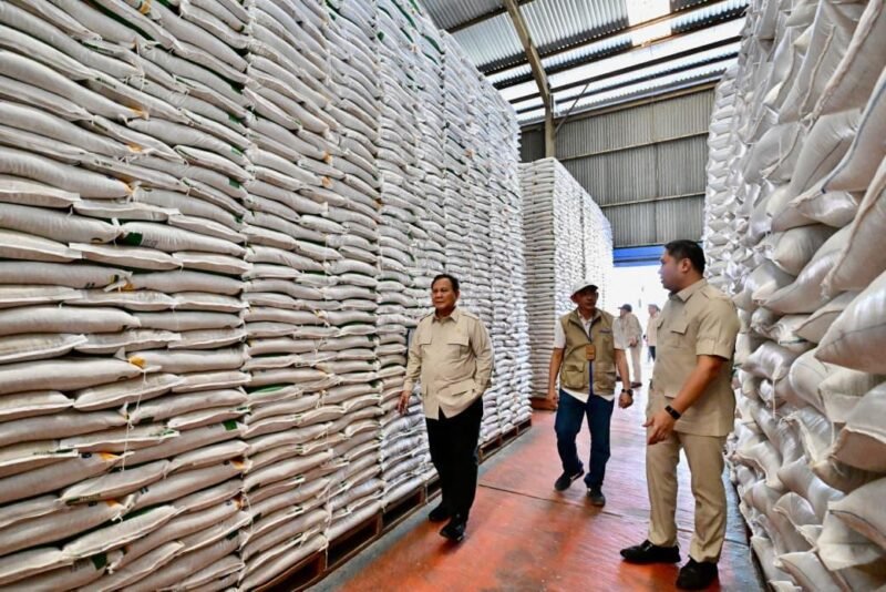  Presiden Prabowo Subianto didampingi Wamentan Sudaryono melakukan inspeksi mendadak ke Kompleks Gudang Bulog Danurejo, Kabupaten Magelang, Provinsi Jawa Tengah, Sabtu (18/4/2026). Foto: BPMI Setpres