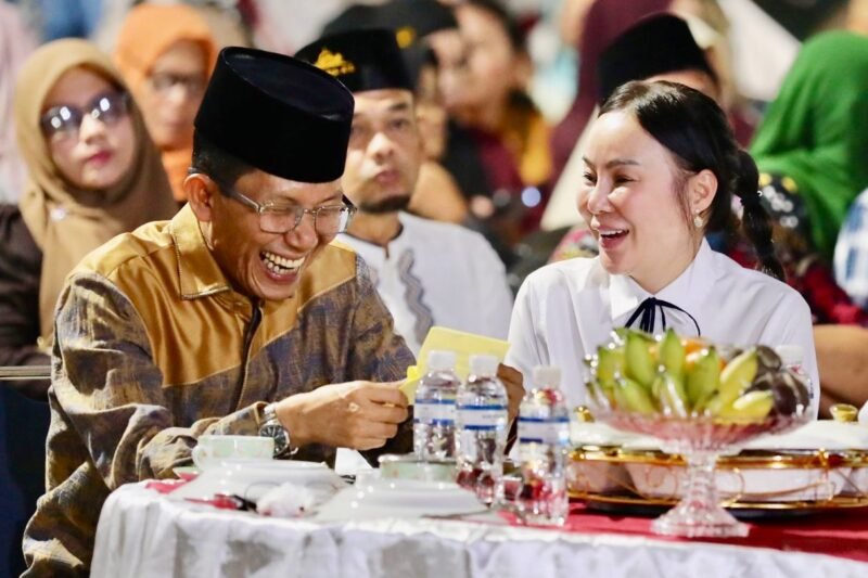 Amsakar Achmad bersama Li Claudia Chandra menghadiri halalbihalal tingkat Kecamatan Seibeduk di fasilitas umum Puri Agung IV Tahap 2, Kelurahan Mangsang, Selasa (31/3/2026) malam. Humas Diskominfo Batam