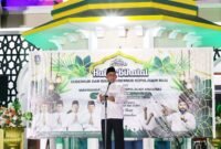 Gubernur Kepri Ansar Ahmad menyampaikan kata sambutan dalam kegiatan halalbihalal pasca Idu Fitri 1447 H bersama masyarakat Kepulauan Anambas, Minggu (12/4/2026) malam. Foto: Diskominfotik Kabupaten Kepulauan Anambas
