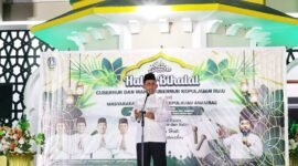 Gubernur Kepri Ansar Ahmad menyampaikan kata sambutan dalam kegiatan halalbihalal pasca Idu Fitri 1447 H bersama masyarakat Kepulauan Anambas, Minggu (12/4/2026) malam. Foto: Diskominfotik Kabupaten Kepulauan Anambas