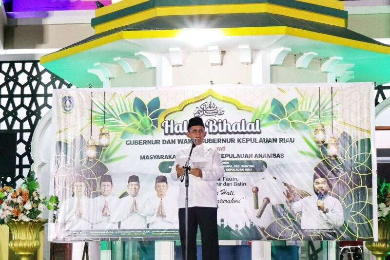 Gubernur Kepri Ansar Ahmad menyampaikan kata sambutan dalam kegiatan halalbihalal pasca Idu Fitri 1447 H bersama masyarakat Kepulauan Anambas, Minggu (12/4/2026) malam. Foto: Diskominfotik Kabupaten Kepulauan Anambas