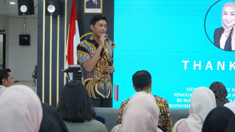 Kepala OJK Kepri Sinar Danandjaya, dalam kuliah umum bertajuk Akselerasi Literasi Ekonomi Syariah di Universitas Maritim Raja Ali Haji (UMRAH), Tanjungpinang, Senin (6/4/2026). Foto: Istimewa