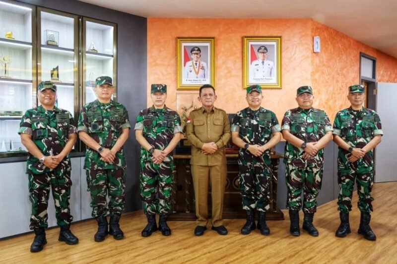 Gubernur Kepulauan Riau H Ansar Ahmad bersama Danseskoau Marsekal Muda TNI Dr Jorry S Koloay dan rombongan dalam silaturahmi di Ruang Kerja Gubernur, Gedung A, Kantor Gubernur Kepri, Dompak, Selasa (14/4/2026). Foto: Diskominfo Kepri