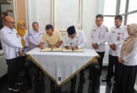 Gubernur Kepri Ansar Ahmad dan Wali Kota Tanjungpinang Lis Darmansyah melakukan penandatanganan dokumen penyerahan hibah aset di Gedung VIP Bandara Raja Haji Fisabilillah, Rabu (8/4/2026). Foto: Diskominfo Kepri