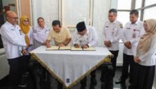 Gubernur Kepri Ansar Ahmad dan Wali Kota Tanjungpinang Lis Darmansyah melakukan penandatanganan dokumen penyerahan hibah aset di Gedung VIP Bandara Raja Haji Fisabilillah, Rabu (8/4/2026). Foto: Diskominfo Kepri