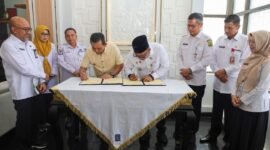 Gubernur Kepri Ansar Ahmad dan Wali Kota Tanjungpinang Lis Darmansyah melakukan penandatanganan dokumen penyerahan hibah aset di Gedung VIP Bandara Raja Haji Fisabilillah, Rabu (8/4/2026). Foto: Diskominfo Kepri