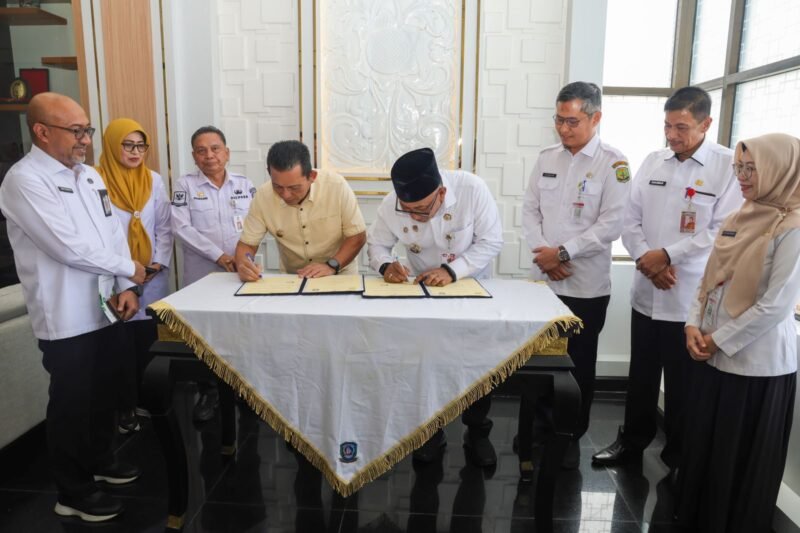 Gubernur Kepri Ansar Ahmad dan Wali Kota Tanjungpinang Lis Darmansyah melakukan penandatanganan dokumen penyerahan hibah aset di Gedung VIP Bandara Raja Haji Fisabilillah, Rabu (8/4/2026). Foto: Diskominfo Kepri