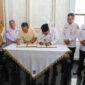 Gubernur Kepri Ansar Ahmad dan Wali Kota Tanjungpinang Lis Darmansyah melakukan penandatanganan dokumen penyerahan hibah aset di Gedung VIP Bandara Raja Haji Fisabilillah, Rabu (8/4/2026). Foto: Diskominfo Kepri