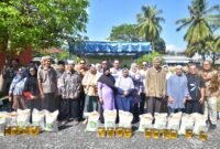 Gubernur Ansar, Wagub Nyanyang dan Bupati Natuna Cen Sui Lan bersama perwakilan warga Kabupaten Natuna penerima bantuan pangan alokasi Februari - Maret tahu 2026, Sabtu (4/4/2026). Prokompim Natuna