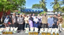 Gubernur Ansar, Wagub Nyanyang dan Bupati Natuna Cen Sui Lan bersama perwakilan warga Kabupaten Natuna penerima bantuan pangan alokasi Februari - Maret tahu 2026, Sabtu (4/4/2026). Prokompim Natuna