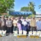 Gubernur Ansar, Wagub Nyanyang dan Bupati Natuna Cen Sui Lan bersama perwakilan warga Kabupaten Natuna penerima bantuan pangan alokasi Februari - Maret tahu 2026, Sabtu (4/4/2026). Prokompim Natuna
