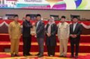 Gubernur Ansar Ahmad didampingi Wagub Nyanyang Haris Pratamura menyerahkan dokumen LKPJ Kepala Daerah Provinsi Kepulauan Riau Tahun 2025 kepada Ketua DPRD Kepri Iman Sutiawan didampingi untuk pimpinan lainnya. Foto: Diskominfo Kepri