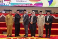 Gubernur Ansar Ahmad didampingi Wagub Nyanyang Haris Pratamura menyerahkan dokumen LKPJ Kepala Daerah Provinsi Kepulauan Riau Tahun 2025 kepada Ketua DPRD Kepri Iman Sutiawan didampingi untuk pimpinan lainnya. Foto: Diskominfo Kepri