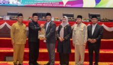 Gubernur Ansar Ahmad didampingi Wagub Nyanyang Haris Pratamura menyerahkan dokumen LKPJ Kepala Daerah Provinsi Kepulauan Riau Tahun 2025 kepada Ketua DPRD Kepri Iman Sutiawan didampingi untuk pimpinan lainnya. Foto: Diskominfo Kepri