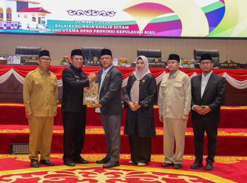 Gubernur Ansar Ahmad didampingi Wagub Nyanyang Haris Pratamura menyerahkan dokumen LKPJ Kepala Daerah Provinsi Kepulauan Riau Tahun 2025 kepada Ketua DPRD Kepri Iman Sutiawan didampingi untuk pimpinan lainnya. Foto: Diskominfo Kepri