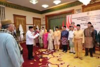 Gubernur Kepri Ansar Ahmad mengukuhkan Pengurus Perkumpulan Purnabakti Pegawai Provinsi Kepulauan Riau Masa Bakti 2026–2029 di Gedung Daerah, Tanjungpinang, Kamis (16/4/2026). Foto: Diskominfo Kepri