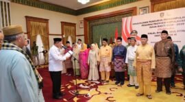 Gubernur Kepri Ansar Ahmad mengukuhkan Pengurus Perkumpulan Purnabakti Pegawai Provinsi Kepulauan Riau Masa Bakti 2026–2029 di Gedung Daerah, Tanjungpinang, Kamis (16/4/2026). Foto: Diskominfo Kepri